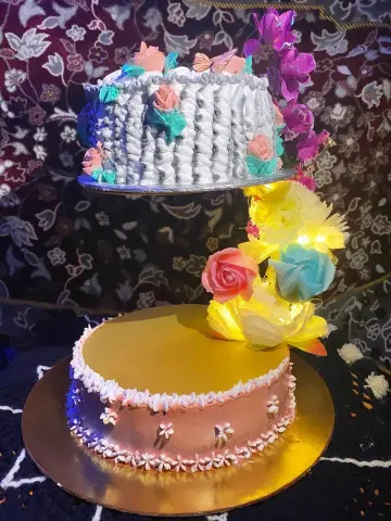 Anti gravity cake